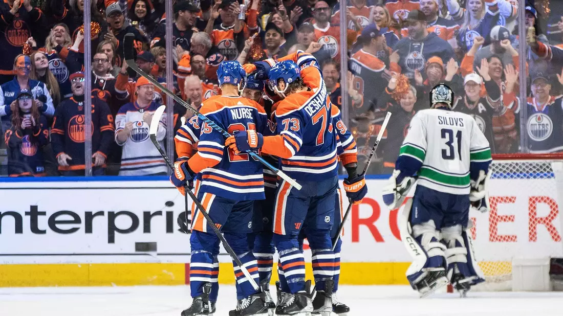In der Playoff-Serie zwischen den Edmonton Oilers und den Vancouver Canucks steht es nun 3:3. - Bild: JASON FRANSON/The Canadian Press/AP/dpa