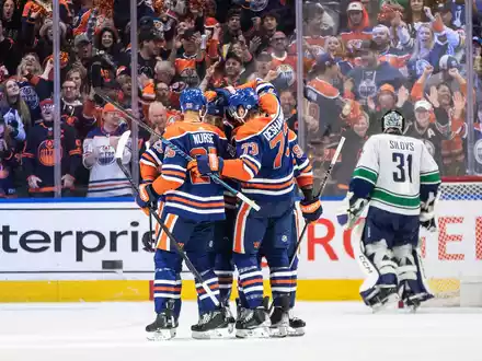 In der Playoff-Serie zwischen den Edmonton Oilers und den Vancouver Canucks steht es nun 3:3. - Foto: JASON FRANSON/The Canadian Press/AP/dpa
