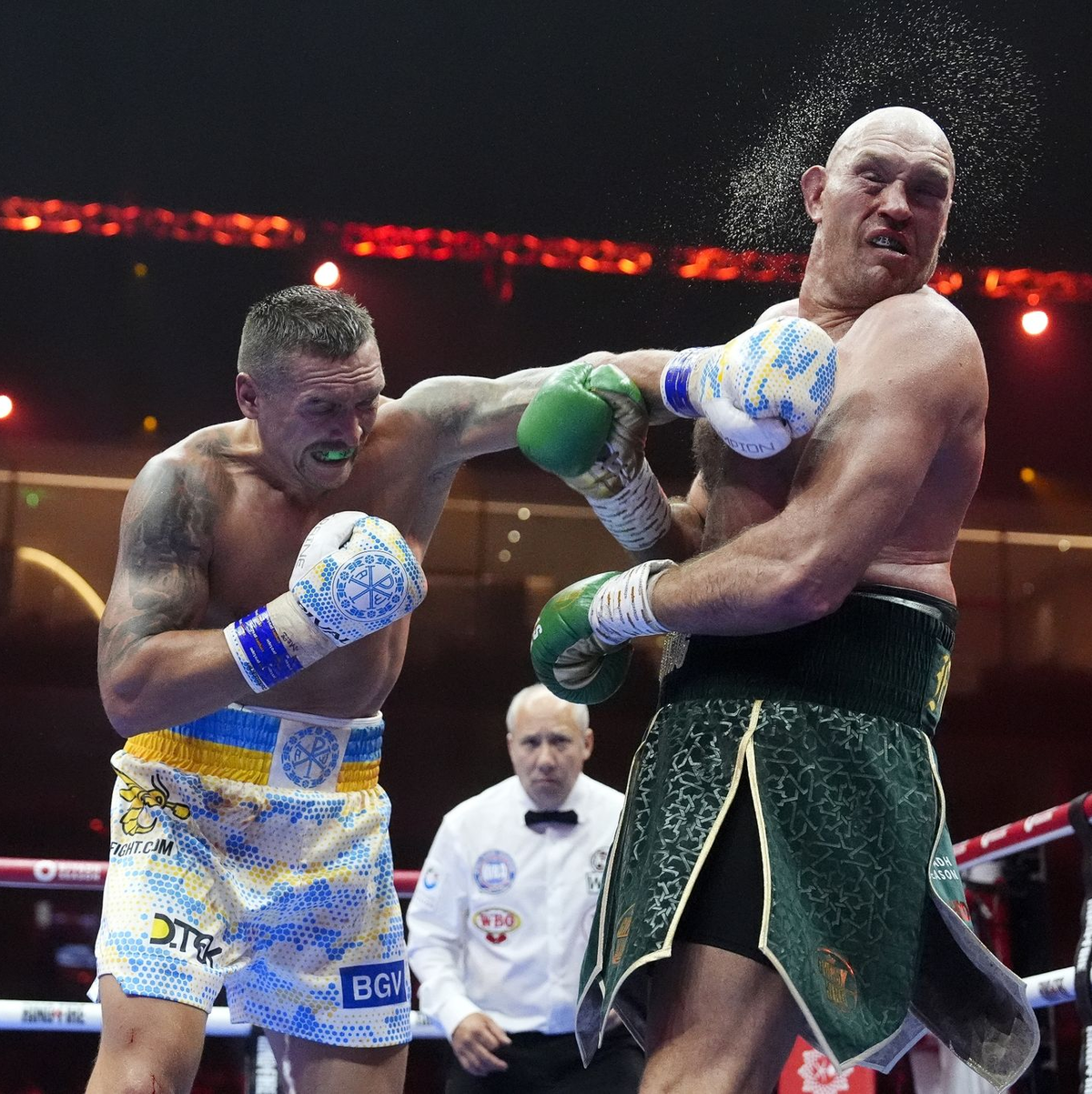 Der Ukrainer Oleksandr Usyk (l) hatte Tyson Fury am Ende der neunten Runde am Rande des Kockouts. - Foto: Nick Potts/PA Wire/dpa