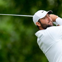 Der US-Amerikaner Scottie Scheffler beobachtet seinen Abschlag am elften Loch. - Foto: Jeff Roberson/AP/dpa