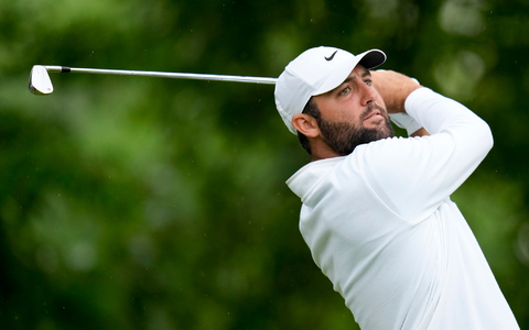 Der US-Amerikaner Scottie Scheffler beobachtet seinen Abschlag am elften Loch. - Foto: Jeff Roberson/AP/dpa