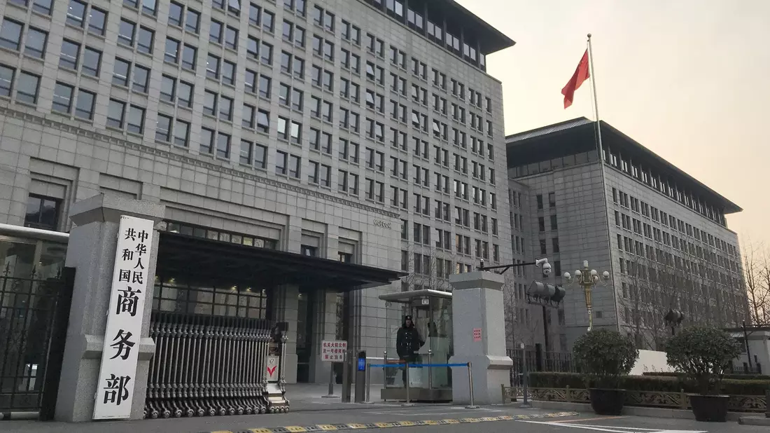 Das chinesische Handelsministerium hat bekanntgegeben, dass es Anti-Dumping-Untersuchungen gegen bestimmte Chemikalien aus der EU, den USA, Japan und Taiwan durchführen werde. - Bild: Oliver Zhang/AP/dpa