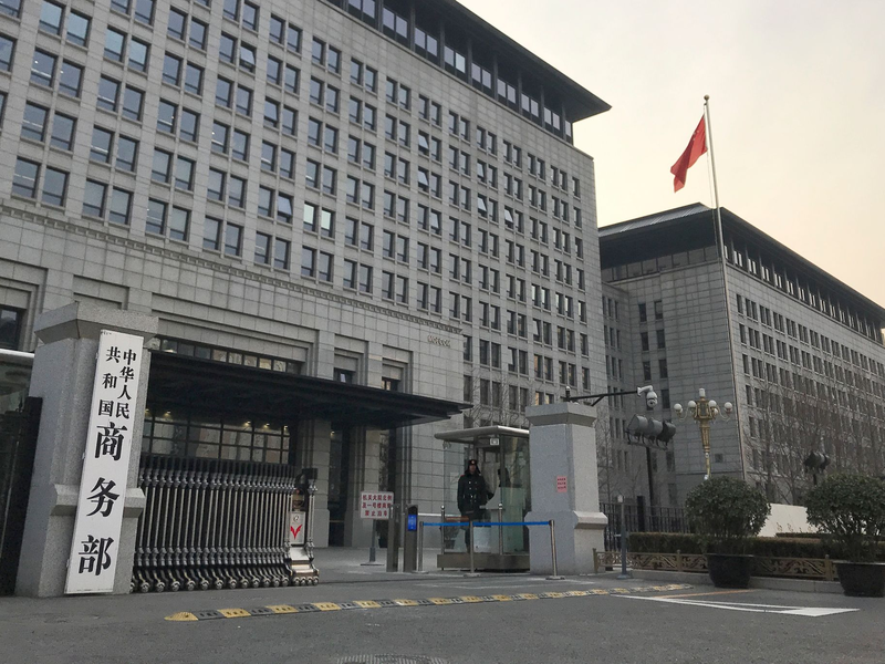 Das chinesische Handelsministerium hat bekanntgegeben, dass es Anti-Dumping-Untersuchungen gegen bestimmte Chemikalien aus der EU, den USA, Japan und Taiwan durchführen werde. - Foto: Oliver Zhang/AP/dpa