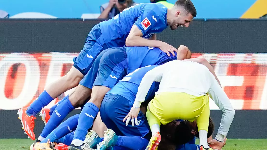 Hoffenheims Mannschaft jubelt über das Tor zum 4:2 gegen den FC Bayern München. - Bild: Uwe Anspach/dpa
