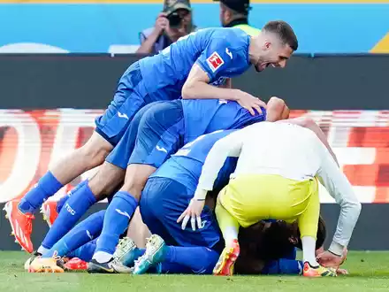 Hoffenheims Mannschaft jubelt über das Tor zum 4:2 gegen den FC Bayern München. - Foto: Uwe Anspach/dpa