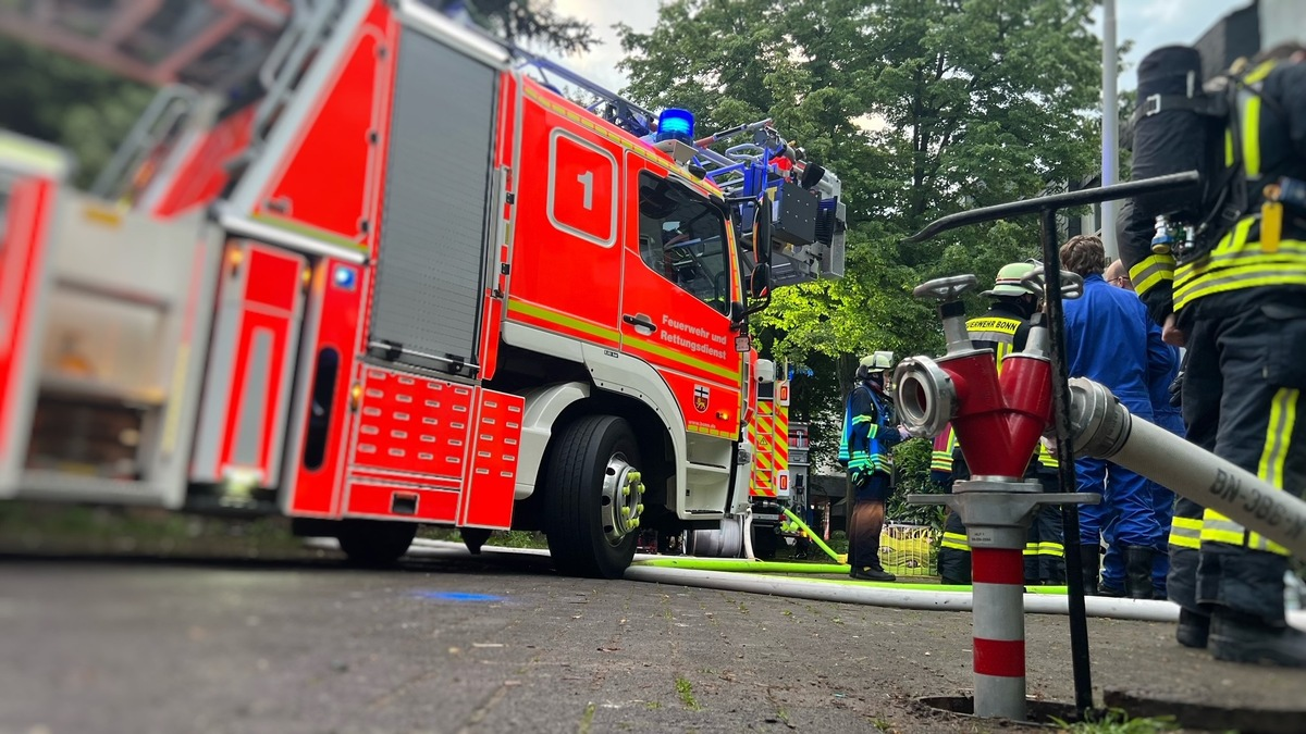 FW-BN: Wohnungsbrand in Bonn - 13 Verletzte nach Feuer in Mehrfamilienhaus - Foto: presseportal.de