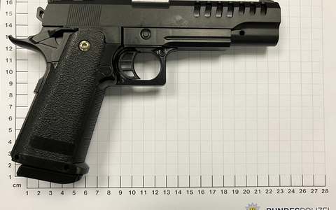 BPOL NRW: Bundespolizisten stellen Anscheinswaffe bei 15-Jährigem sicher - Foto: presseportal.de