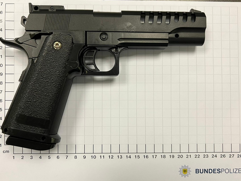 BPOL NRW: Bundespolizisten stellen Anscheinswaffe bei 15-Jährigem sicher - Foto: presseportal.de