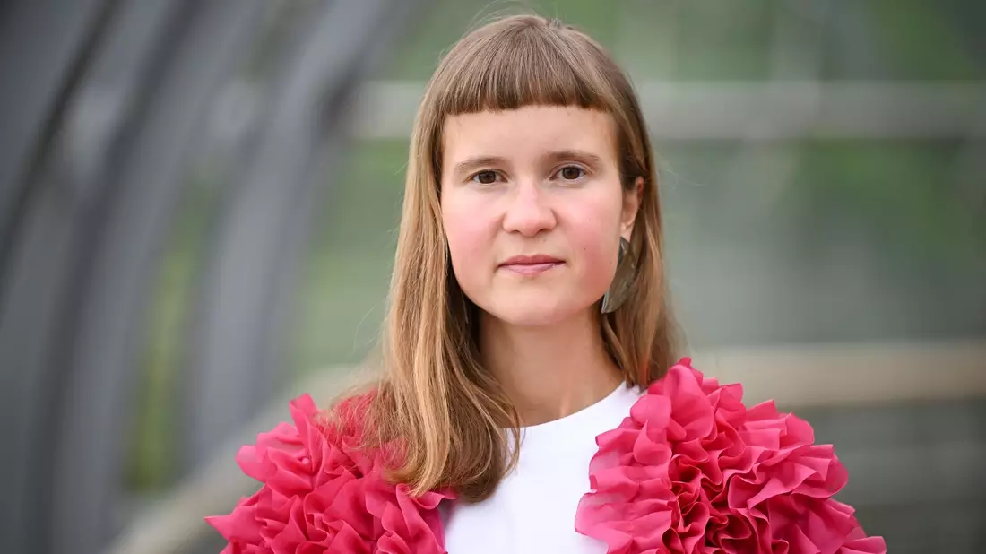 Caroline Wahl legt ihren neuen Roman «Windstärke 17» vor. - Bild: Jens Kalaene/dpa