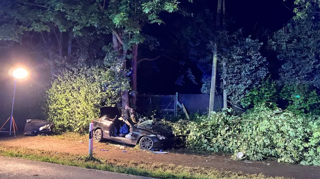 FW Alpen: Schwerer Verkehrsunfall, eine Person eingeklemmt - Bild: presseportal.de
