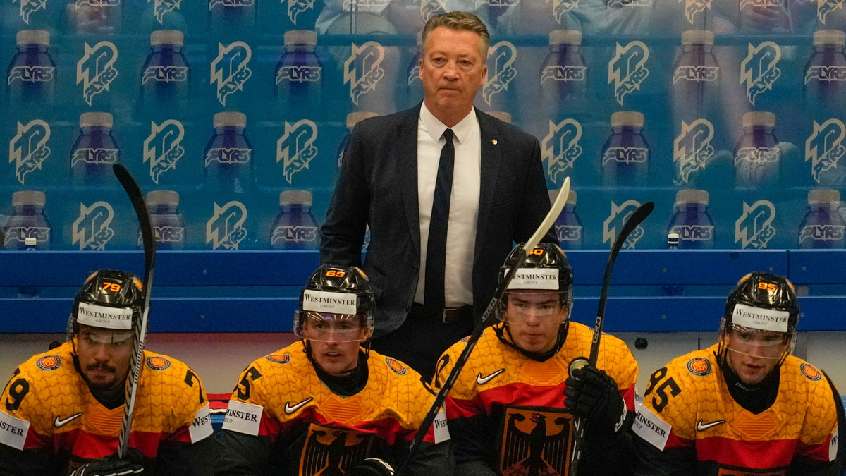 Der deutsche Trainer Harold Kreis schaut während eines Spiels von der Bank aus zu. - Foto: Darko Vojinovic/AP/dpa