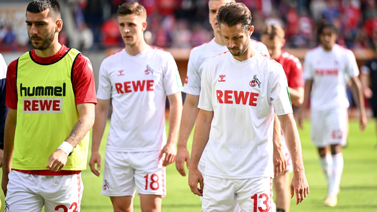 Die Kölner Spieler gehen nach der Niederlage in Heidenheim mit hängenden Köpfen vom Rasen. - Foto: Harry Langer/dpa