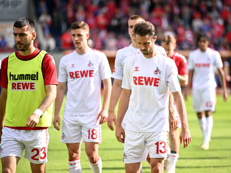 Die Kölner Spieler gehen nach der Niederlage in Heidenheim mit hängenden Köpfen vom Rasen. - Foto: Harry Langer/dpa