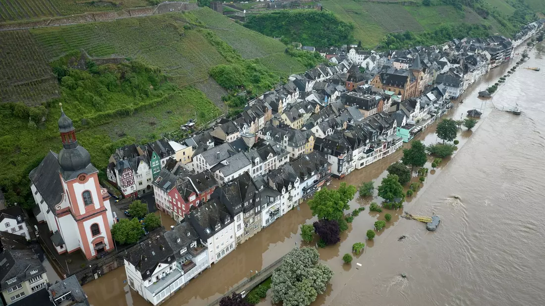 Der Wasserstand der Mosel ist hoch, große Teile der angrenzenden Stadt Zell im Landkreis Cochem-Zell in Rheinland-Pfalz sind überschwemmt. - Bild: Thomas Frey/dpa