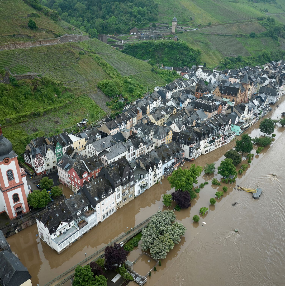 Große Teile der Altstadt von Zell an der Mosel stehen unter Wasser. - Foto: Thomas Frey/dpa