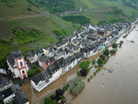 Der Wasserstand der Mosel ist hoch, große Teile der angrenzenden Stadt Zell im Landkreis Cochem-Zell in Rheinland-Pfalz sind überschwemmt. - Foto: Thomas Frey/dpa