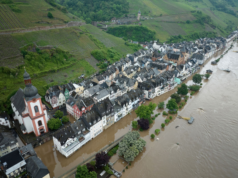 Der Wasserstand der Mosel ist hoch, große Teile der angrenzenden Stadt Zell im Landkreis Cochem-Zell in Rheinland-Pfalz sind überschwemmt. - Foto: Thomas Frey/dpa