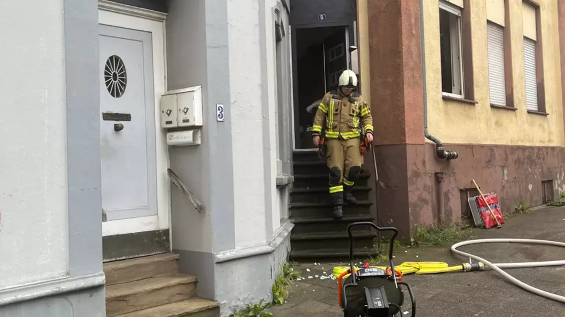 FW Mettmann: Kabelbrand entzündet Sofagarnitur. Eine Person durch Feuerwehr gerettet. - Bild: presseportal.de