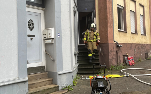 FW Mettmann: Kabelbrand entzündet Sofagarnitur. Eine Person durch Feuerwehr gerettet. - Foto: presseportal.de