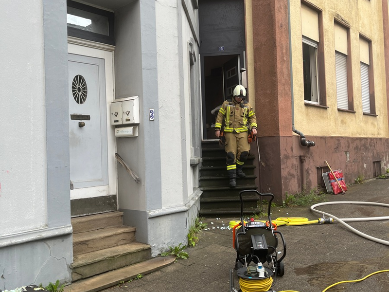 FW Mettmann: Kabelbrand entzündet Sofagarnitur. Eine Person durch Feuerwehr gerettet. - Foto: presseportal.de