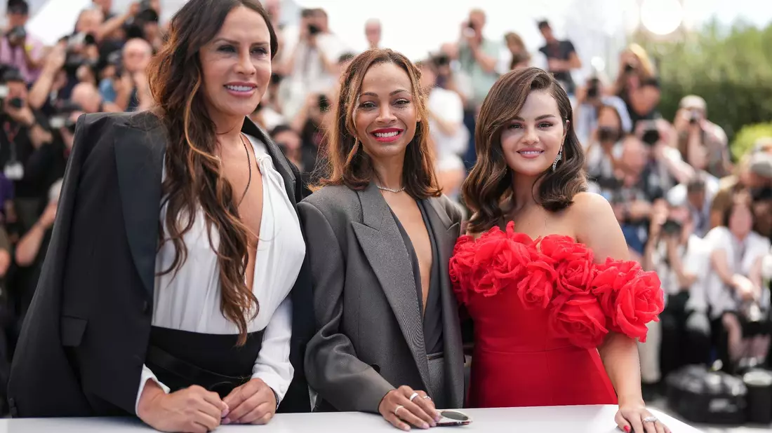Karla Sofía Gascon (l-r), Zoe Saldana und  Selena Gomez stellen ihren Film in Cannes vor. - Bild: Scott A Garfitt/Invision/AP/dpa