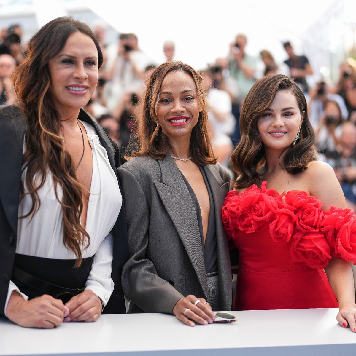 Karla Sofía Gascon (l-r), Zoe Saldana und  Selena Gomez stellen ihren Film in Cannes vor. - Foto: Scott A Garfitt/Invision/AP/dpa