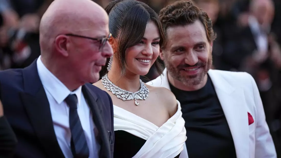 Regisseur Jacques Audiard (l-r) mit  Selena Gomez und Edgar Ramirez in Cannes. - Bild: Daniel Cole/Invision/AP/dpa