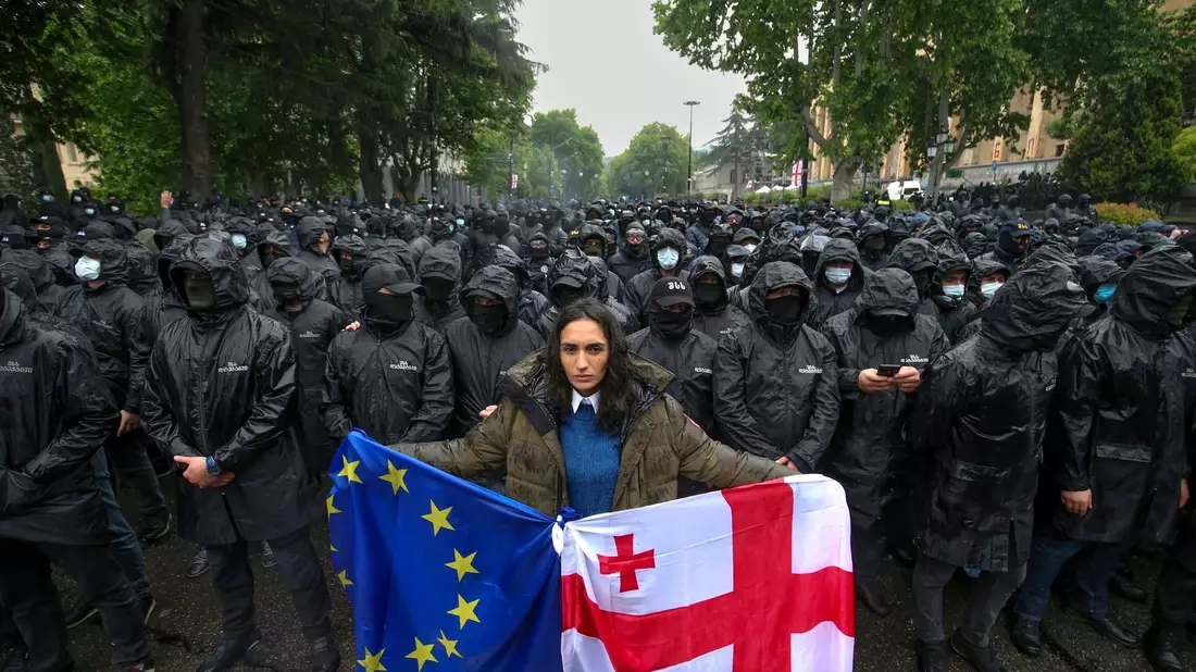 Weder Massenproteste noch Interventionen von wichtigen Geldgebern konnten die georgische Regierung davon abhalten das umstrittene Gesetz gegen Auslandseinfluss zu verabschieden. - Bild: Zurab Tsertsvadze/AP/dpa