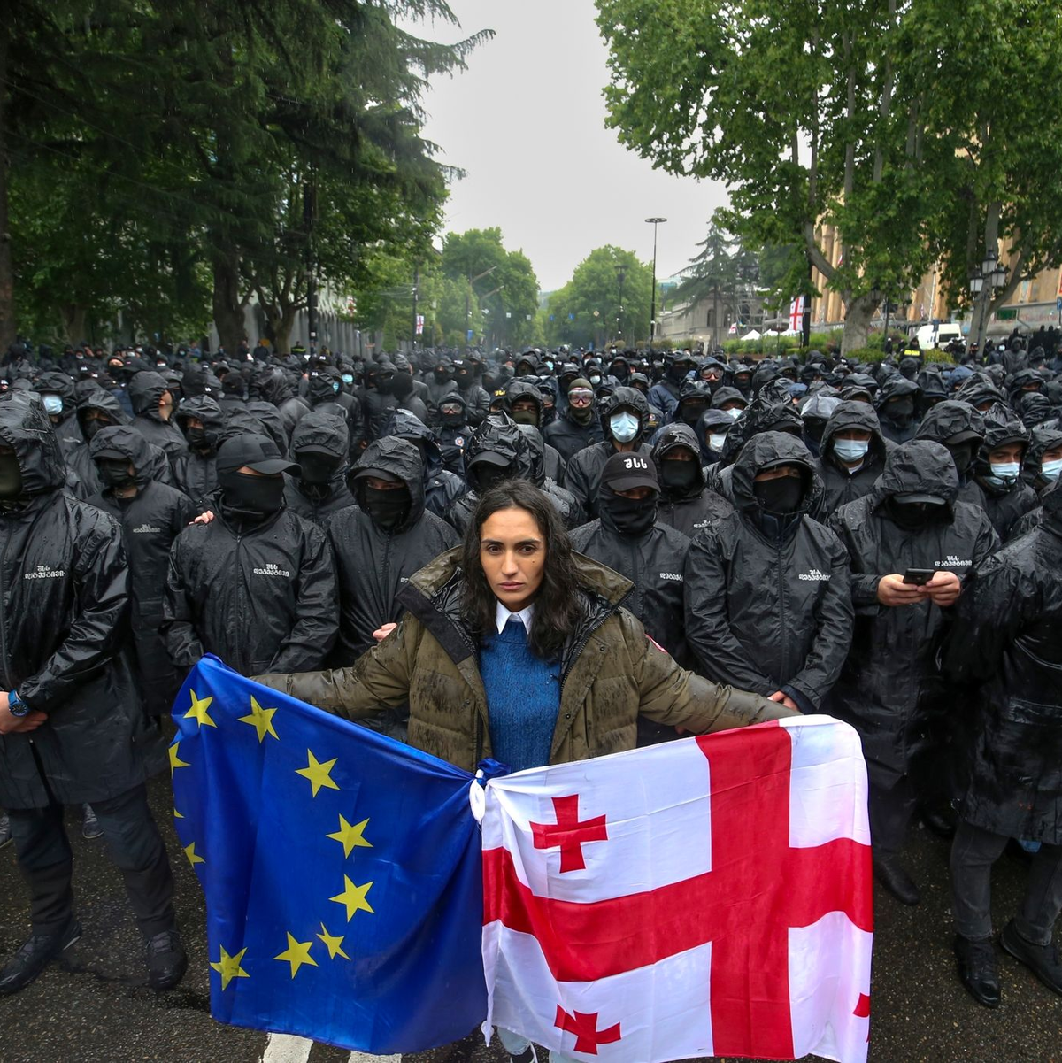 Trotz umfangreicher Proteste in Georgien, hat das georgische Parlament ein umstrittenes Gesetz, das ausländischen Einfluss auf die Zivilgesellschaft beschneiden soll, verabschiedet. - Foto: Zurab Tsertsvadze/AP/dpa