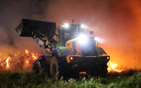 FW Hambühren: Strohmiete mit rund 100 Ballen brennt bei aktuell hoher Waldbrandgefahr mitten in Waldgebiet nieder / Stundenlanger Löscheinsatz mit schwerem Gerät verhindert Übergreifen des Brandes - Foto: presseportal.de