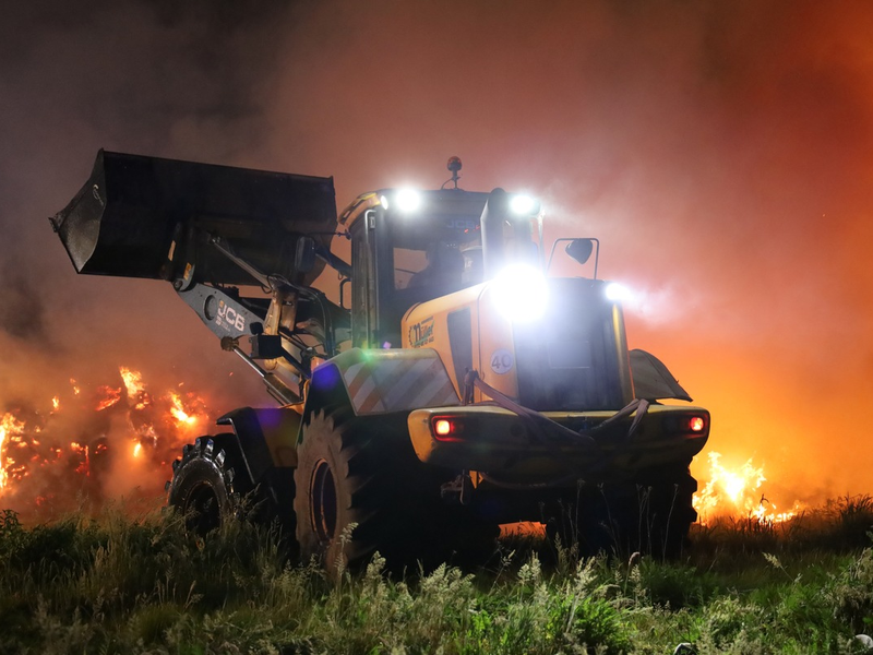 FW Hambühren: Strohmiete mit rund 100 Ballen brennt bei aktuell hoher Waldbrandgefahr mitten in Waldgebiet nieder / Stundenlanger Löscheinsatz mit schwerem Gerät verhindert Übergreifen des Brandes - Foto: presseportal.de
