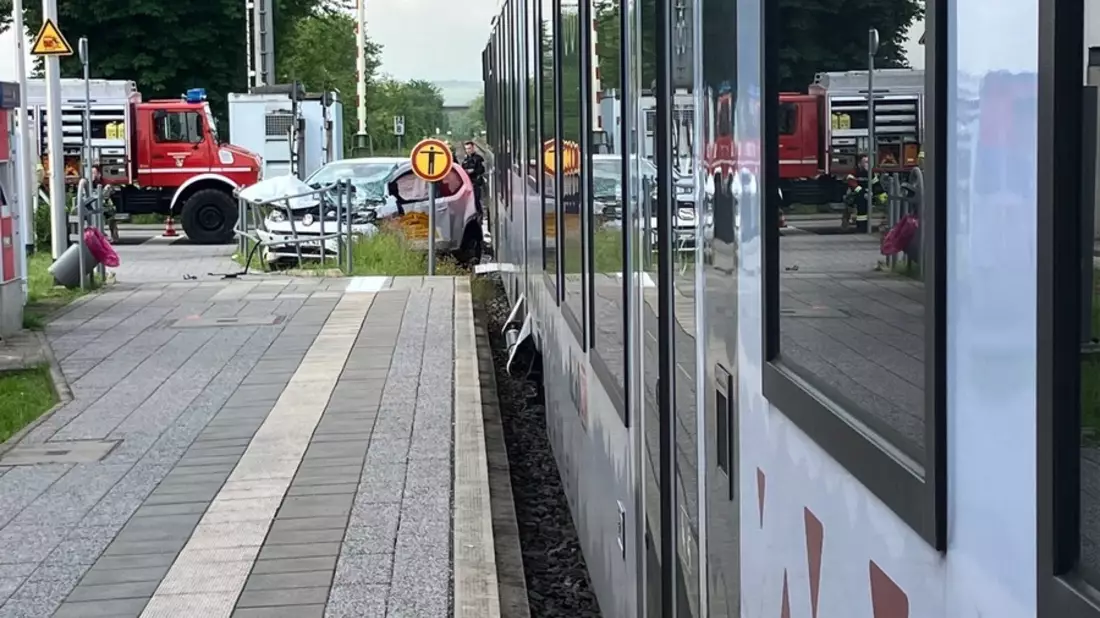 BPOL-KL: PKW am Bahnübergang vom Zug erfasst - Fahrerin wird verletzt - Bild: presseportal.de