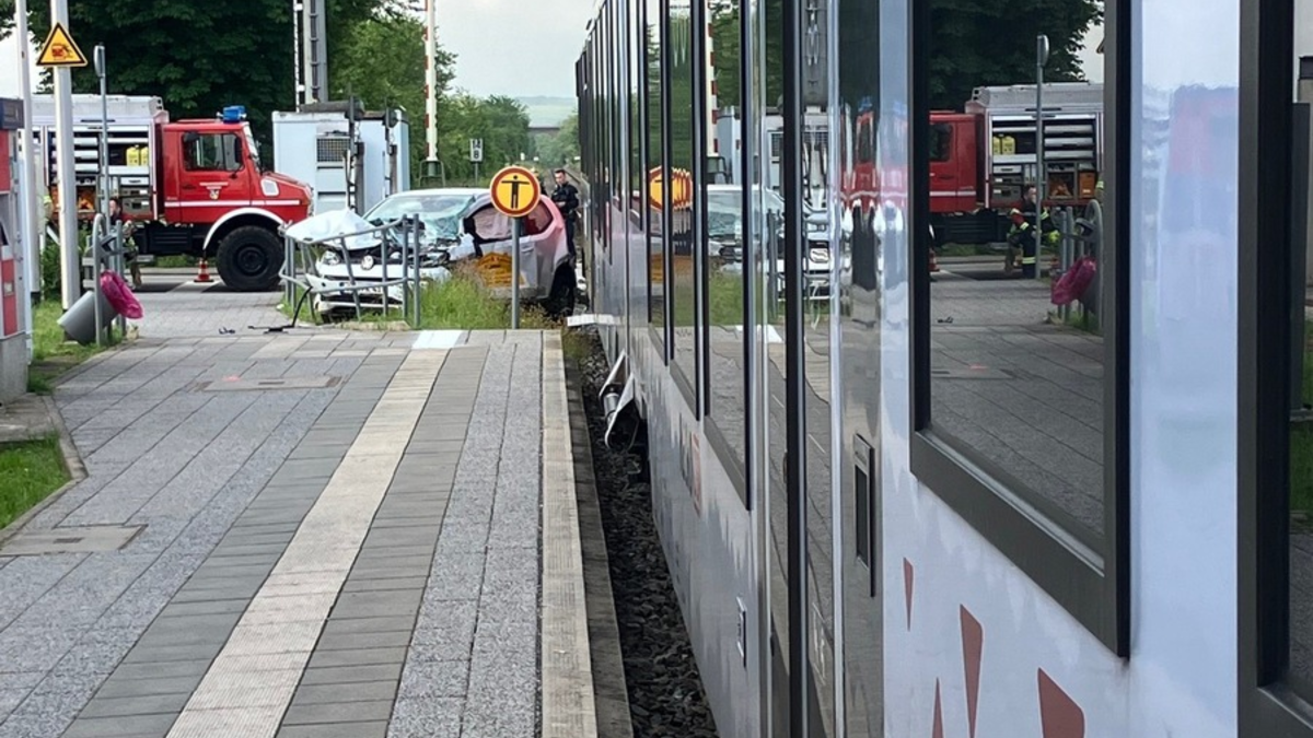 BPOL-KL: PKW am Bahnübergang vom Zug erfasst - Fahrerin wird verletzt - Foto: presseportal.de
