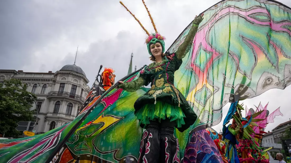 Tänzerinnen und Tänzer der Gruppe «Sapucaiu No Samba» beim 26. Karneval der Kulturen. - Bild: Monika Skolimowska/dpa