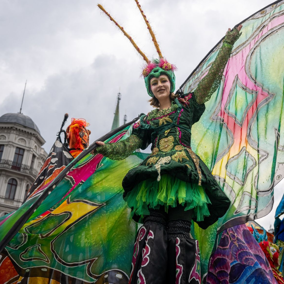 Tänzerinnen und Tänzer der Gruppe «Sapucaiu No Samba» beim 26. Karneval der Kulturen. - Foto: Monika Skolimowska/dpa