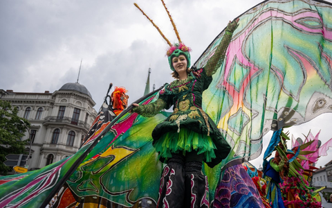 Tänzerinnen und Tänzer der Gruppe «Sapucaiu No Samba» beim 26. Karneval der Kulturen. - Foto: Monika Skolimowska/dpa