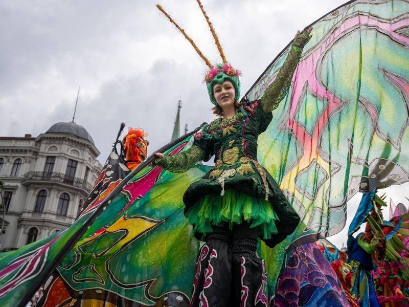 Tänzerinnen und Tänzer der Gruppe «Sapucaiu No Samba» beim 26. Karneval der Kulturen. - Foto: Monika Skolimowska/dpa