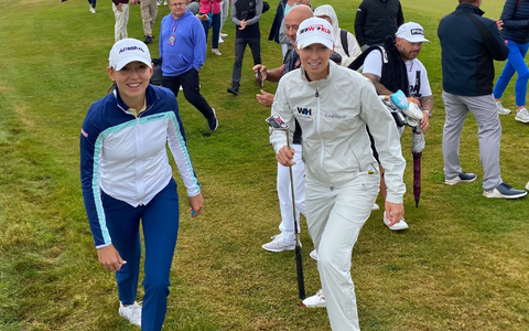 Die Österreicherin Emma Spitz (l) und die Deutsche Alexandra Försterling auf dem Weg zum 12. Abschlag. - Foto: Marc Möller/dpa