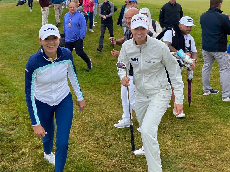 Die Österreicherin Emma Spitz (l) und die Deutsche Alexandra Försterling auf dem Weg zum 12. Abschlag. - Foto: Marc Möller/dpa