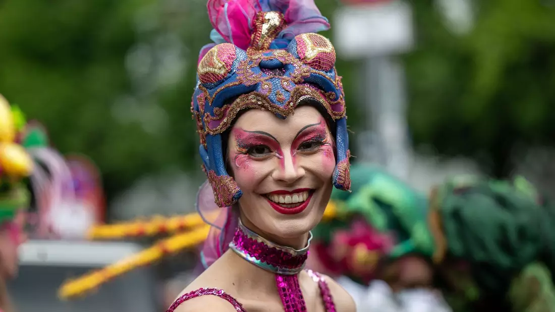 Mitglieder der Gruppe «Kalibani» bveim Karneval der Kulturen. - Bild: Monika Skolimowska/dpa