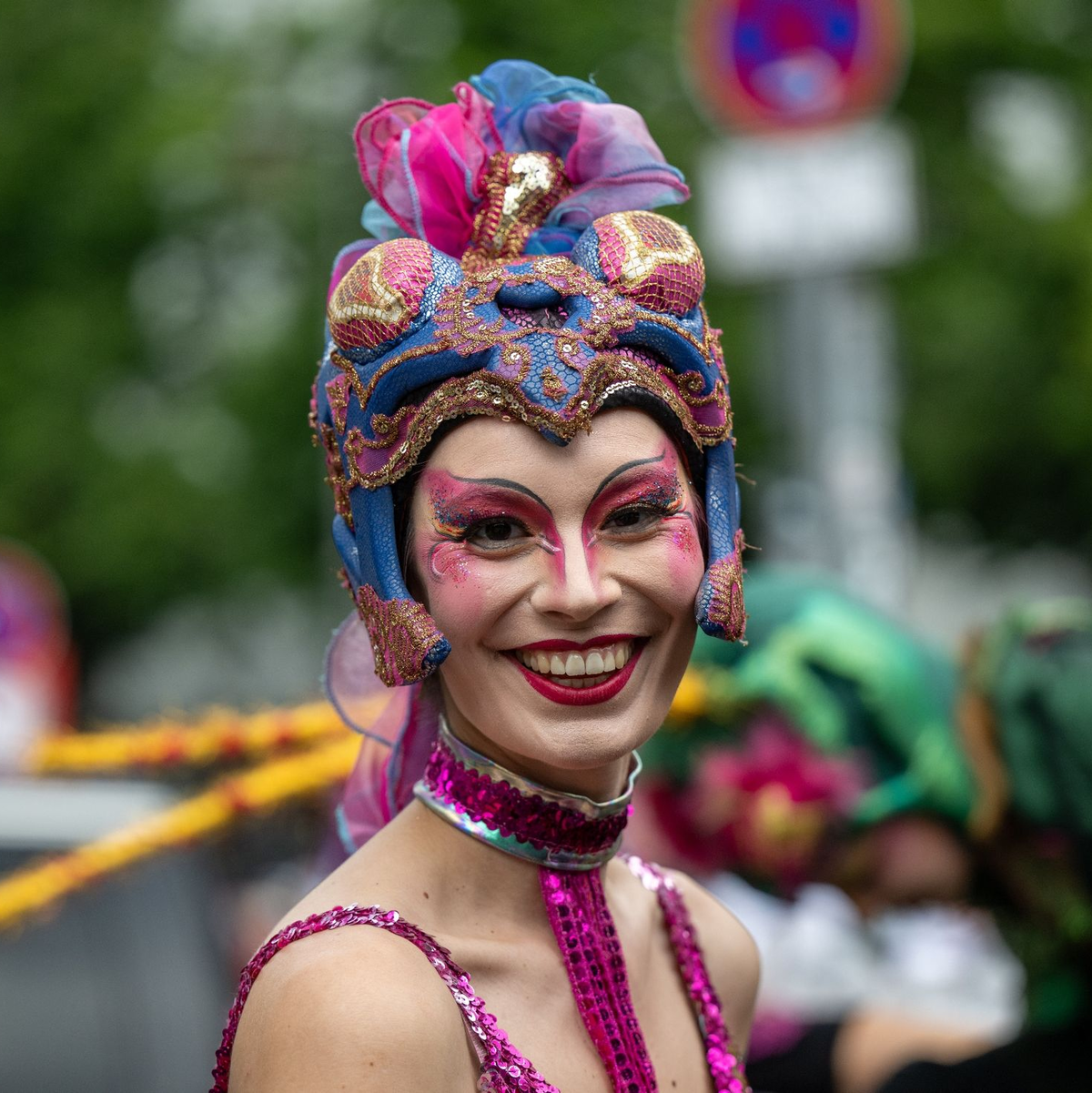 Mitglieder der Gruppe «Kalibani» bveim Karneval der Kulturen. - Foto: Monika Skolimowska/dpa
