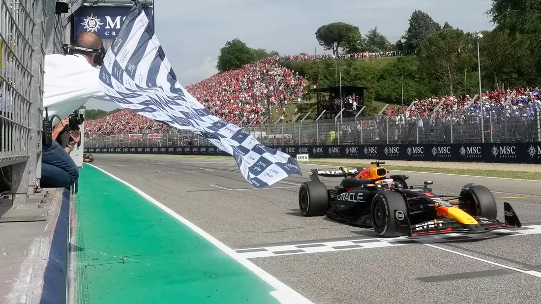 Red-Bull-Pilot Max Verstappen gewinnt auch den Großen Preis von Imola. - Bild: Luca Bruno/Pool AP/AP