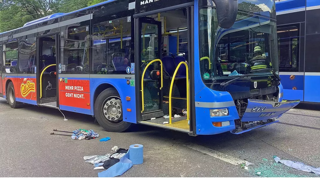 FW-M: Schwerer Unfall zwischen Tram und Bus (Neuhausen) - Bild: presseportal.de