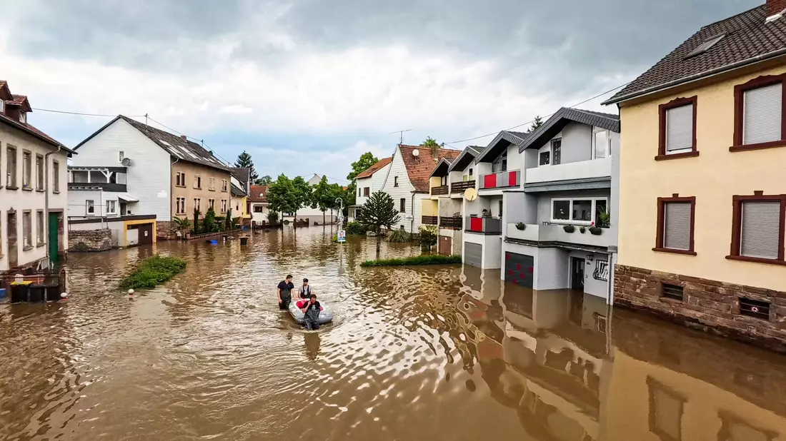 In Saarbrücken, nur rund 15 Autominuten vom hier gezeigten Kleinblittersdorf entfernt, forderte die Hochwasserlage ein Todesopfer. - Bild: Andreas Arnold/dpa