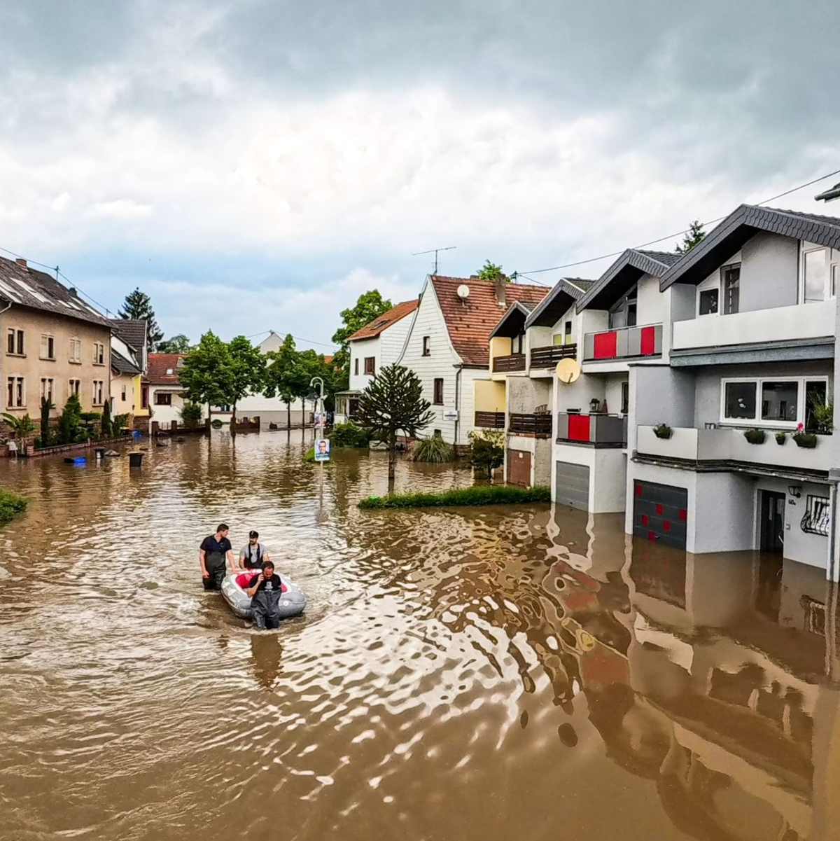 In Saarbrücken, nur rund 15 Autominuten vom hier gezeigten Kleinblittersdorf entfernt, forderte die Hochwasserlage ein Todesopfer. - Foto: Andreas Arnold/dpa