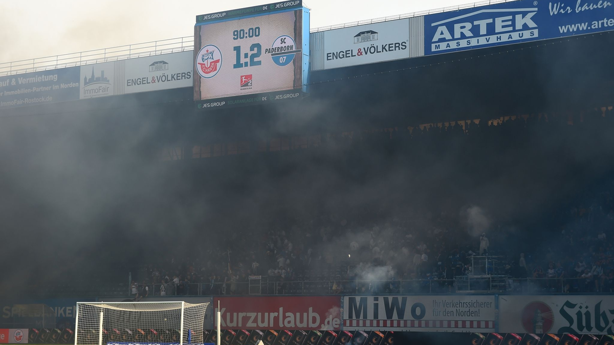 Die Fans von Hansa Rostock zünden Feuerwerk und Böller. - Foto: Gregor Fischer/dpa