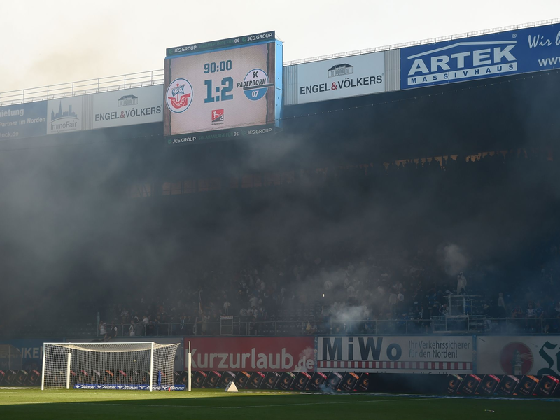 Die Fans von Hansa Rostock zünden Feuerwerk und Böller. - Foto: Gregor Fischer/dpa