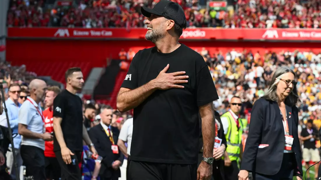 Jürgen Klopp begrüßt die Fans vor seinem letzten Spiel an der Anfield Road. - Bild: Craig Thomas/News Images via ZUMA Press Wire/dpa