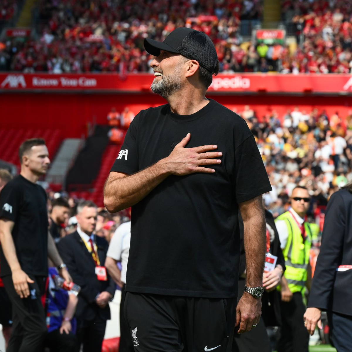 Jürgen Klopp begrüßt die Fans vor seinem letzten Spiel an der Anfield Road. - Foto: Craig Thomas/News Images via ZUMA Press Wire/dpa