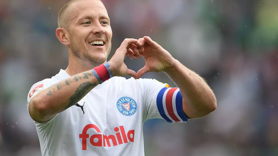 Kiels Lewis Holtby jubelt nach seinem Tor in Hannover. - Bild: Swen Pförtner/dpa